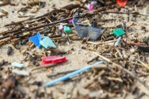 Plastikteilchen und Mikroplastik am Strand