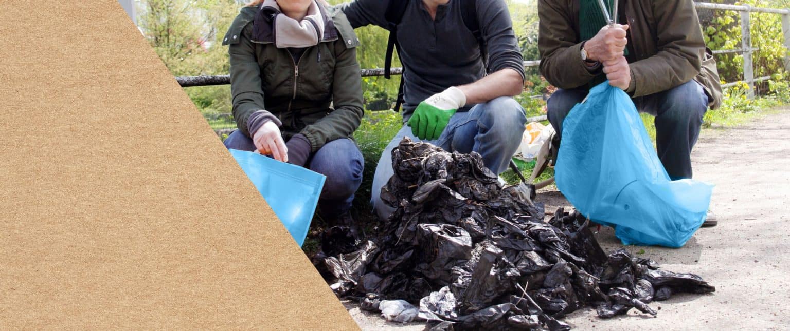 Ein riesiger Haufen aus hunderten Hundekotbeuteln wurde bei einer Aufräumaktion entlang eines Grünstreifens eingesammelt